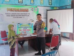 Bhabinkamtibmas Desa Seran Dampingi Masyarakat Penerima BLT-DD