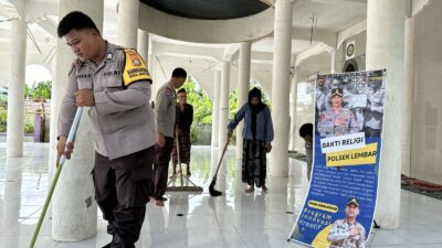 Polisi Bersih-Bersih Musholla: Aksi Simpatik Polsek Lembar Banjir Pujian