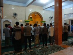 Polsek Sekotong Gelar Tarawih dan Tadarusan Bersama Warga, Pererat Silaturahmi