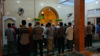 Personel Polsek Sekotong Gelar Tarawih & Tadarusan, Pererat Silaturahmi