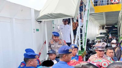 Petugas Pelabuhan Lembar Sigap Evakuasi Penumpang yang Mengalami Keguguran