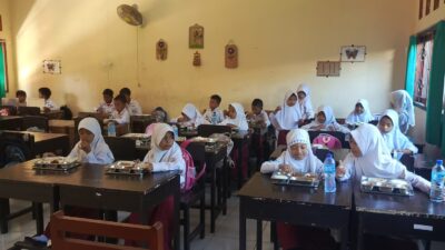 Polsek Labuapi Kawal Ketat Uji Coba Program Makan Bergizi Gratis di Lombok Barat