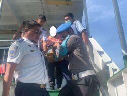Ibu Melahirkan di Kapal, Evakuasi Cepat Petugas di Pelabuhan Lembar