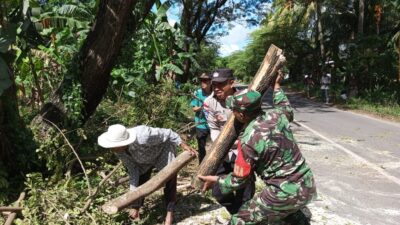 TNI-Polri dan Warga Cendi Manik Kompak Jaga Kebersihan Lingkungan