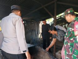 Dukung Ekonomi Lokal, Babinsa Tinjau Pembuatan Garam Tradisional