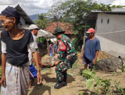 TNI Bersama Warga Lembar Bangun Tempat Tandon Air