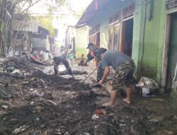 Gotong Royong TNI Bersihkan Kota Mataram dari Lumpur dan Sampah