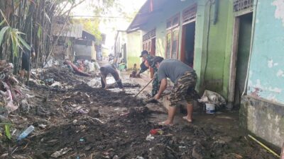 Gotong Royong TNI Bersihkan Kota Mataram dari Lumpur dan Sampah