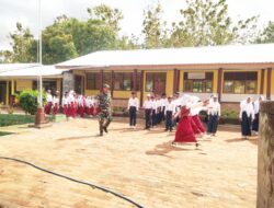 Babinsa dan Guru Kompak Latih PBB Siswa Labuan Tereng