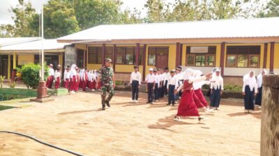 Babinsa dan Guru Kompak Latih PBB Siswa Labuan Tereng