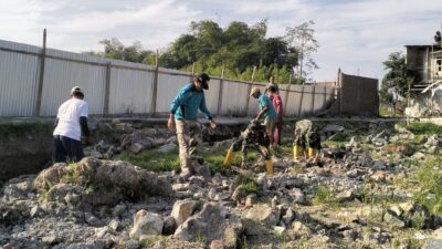 TNI dan Warga Bersihkan Akses Pemakaman yang Tertutup Reruntuhan