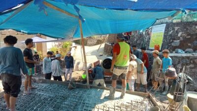 Babinsa dan Warga Bersatu Cor Jembatan Desa Bentek