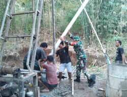 Babinsa Dampingi Pembangunan Sumur Bor Bantu Warga Lembar