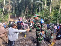 Dua Kades Kompak Turun Tangan Bangun Jembatan TMMD ke-126 Kodim 1606 Mataram