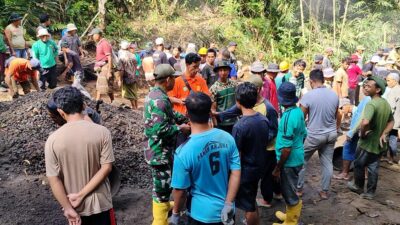 Gotong Royong Penuh Canda, Babinsa dan Polisi Bawa Tuak Manis