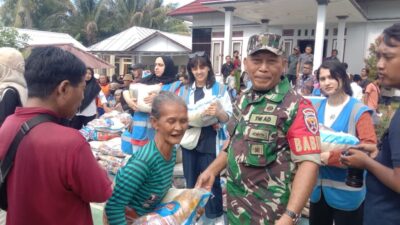 Babinsa Dampingi Pembagian Sembako Zaimah Charity di Batu Rakit