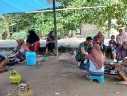 Bakes TMMD Ke-126 Kodim 1606 Mataram Masak Bersama Ibu-Ibu Desa