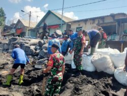 Babinsa dan Warga Bintaro Gotong Royong Pasang Geobag Penahan Gelombang