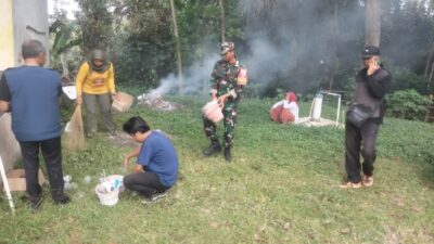 Babinsa dan Warga Lingsar Gencarkan Aksi Bersih Sarang Nyamuk