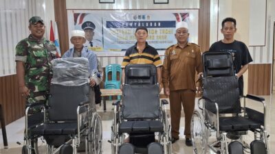 Sentuhan Kepedulian: Babinsa Dampingi Dinsos Salurkan Kursi Roda di Dopang