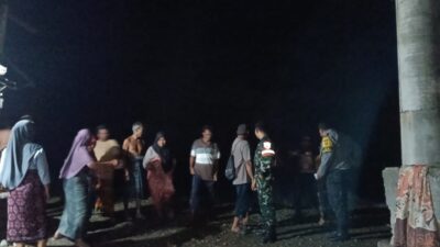 Sinergi Babinsa, Bhabinkamtibmas–Lurah Amankan Pantai Gading dari Gelombang Tinggi
