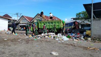 Sinergi TNI dan Warga Atasi Sampah Pasar Sesela