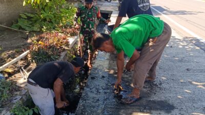 Babinsa dan Warga Segara Katon Bersatu Bersihkan Selokan