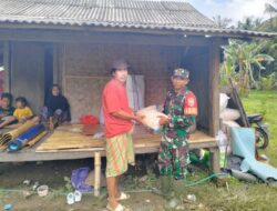 Pasca Banjir Sekotong, Babinsa Kawal Bantuan Warga Terdampak