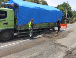 Babinsa Sigap Atasi Truk Amblas di Jalur Gilimas