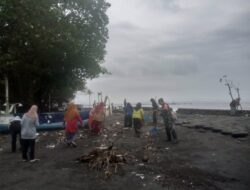 TNI dan Warga Bergerak Cepat Bersihkan Pantai Tercemar