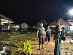 Monitoring Banjir Malam, Babinsa Hadir di Tengah Warga