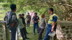 Bhabinkamtibmas Benete Dampingi Peninjauan Embung Batu Bangkong Terkait Masuknya Sampah dari TPA Sampar Jajong